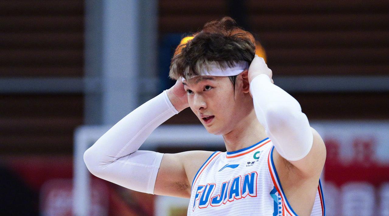 新疆队翻盘骑士，王哲林高光表现