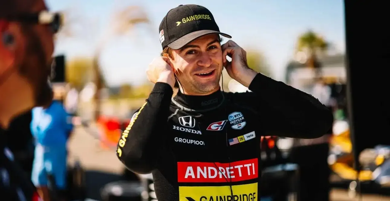 雷诺车队力克阿斯顿马丁，周冠宇惊艳四座