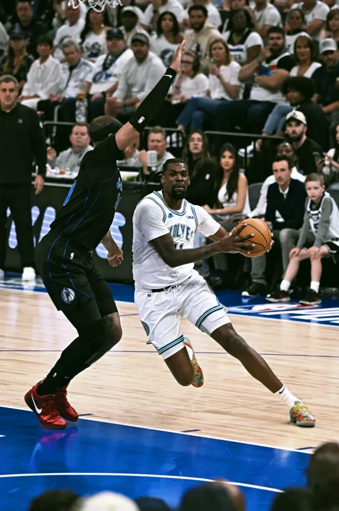 爵士完胜马刺,戈贝尔高光表现 爵士完胜马刺,戈贝尔高光表现