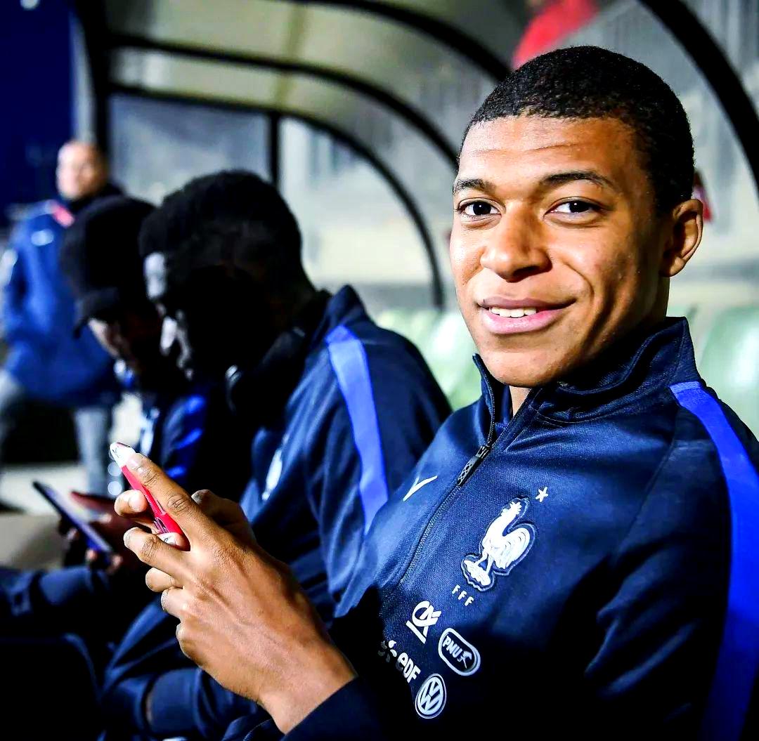 巴西绝杀曼联，姆巴佩统治全场