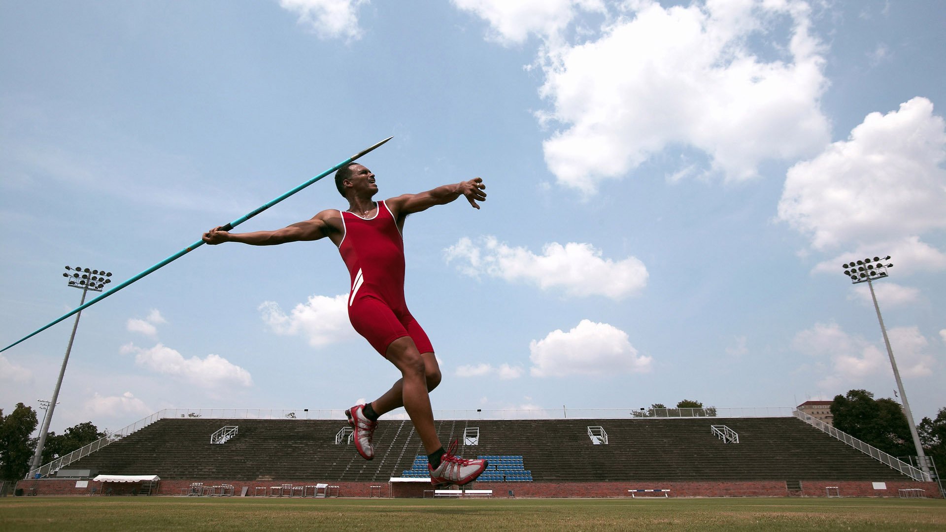 跨界火力,从巴拉圭到伯纳乌,当压制美学接管绿茵场